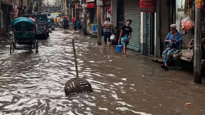 বৃষ্টিতে রাজধানীতে ব্যবসায় ধস, বিপাকে ফুটপাত ও ভ্রাম্যমাণ বিক্রেতা