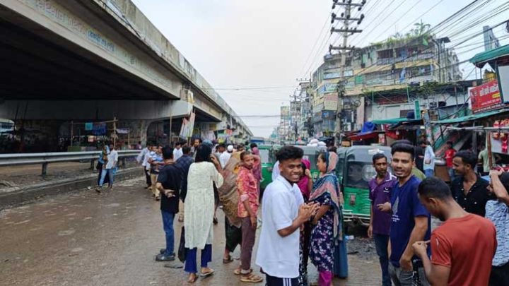 শ্রীপুরে হঠাৎ বাস নেই, অটোরিকশার ভাড়া দ্বিগুণ