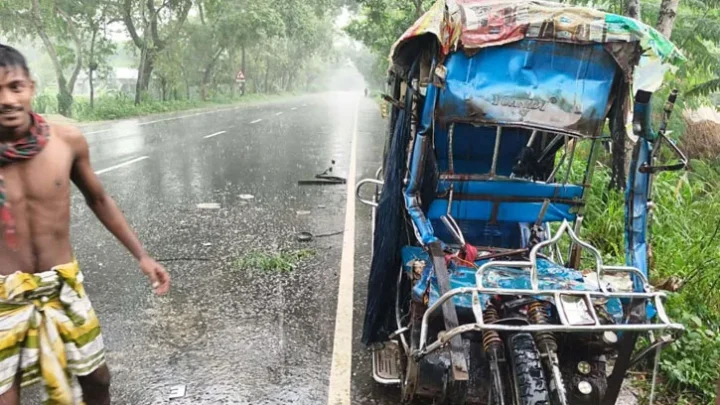 ট্রাকের ধাক্কায় ইজিবাইকের চালকসহ নিহত ৩