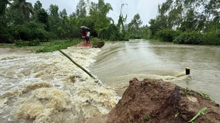 আশ্রয় নিতে আত্মীয়ের বাড়িতে যাওয়ার সময় নৌকাডুবি, কিশোরীর মৃত্যু