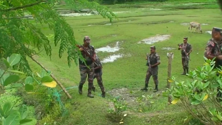 সাতক্ষীরা সীমান্তে ভারতীয় চোরাকারবারিদের লক্ষ্য করে বিজিবির গুলি