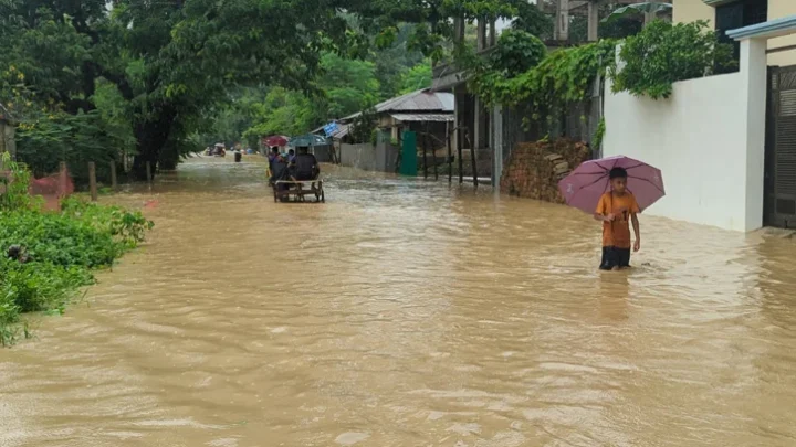 বান্দরবানে বৃষ্টি কমলেও এখনো সারা দেশের সঙ্গে সড়ক যোগাযোগ বিচ্ছিন্ন