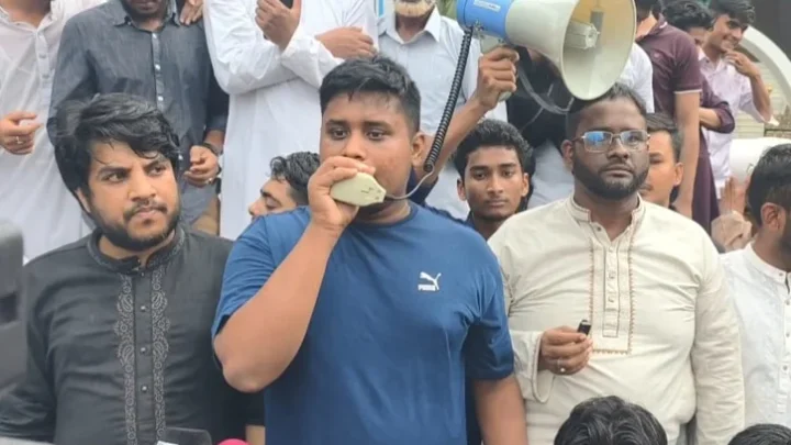 গণভোট থেকে সরকারের সরে আসা জনগণকে হতাশ করেছে: হাসনাত