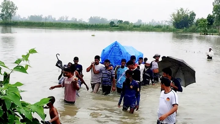 বুকসমান পানি পেরিয়ে মরদেহ কবরস্থানে নিলেন স্বজনরা