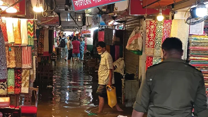 বৃষ্টিতে তলিয়েছে নিউ মার্কেট, সারা দিনেও বউনি হয়নি অনেকের