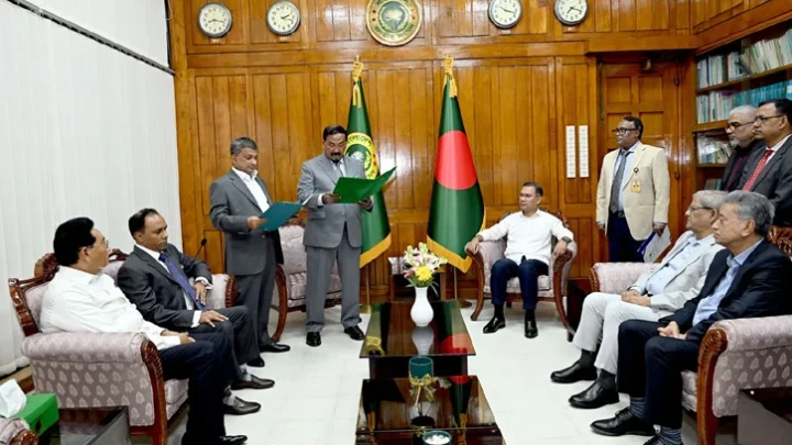 এমপি হিসেবে শপথ নিলেন বিএনপির সারোয়ার