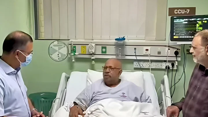 অধ্যাপক পাভেলকে দেখতে হাসপাতালে প্রধানমন্ত্রী
