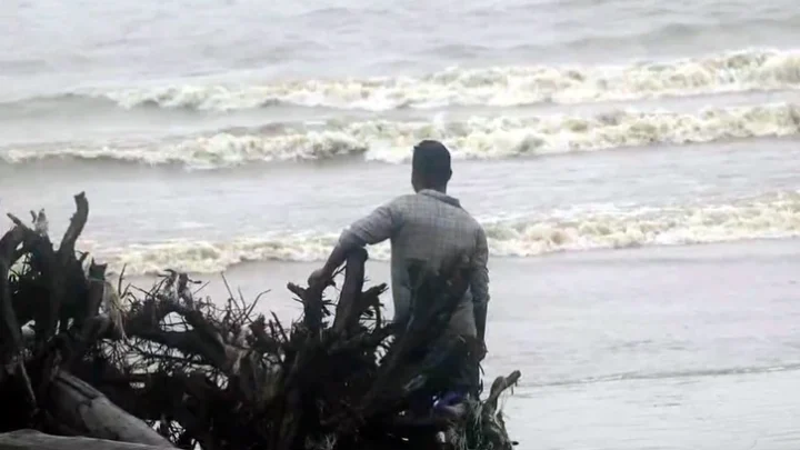 বঙ্গোপসাগরে মাছ ধরার তিন ট্রলারডুবি, ১৩ জেলে নিখোঁজ