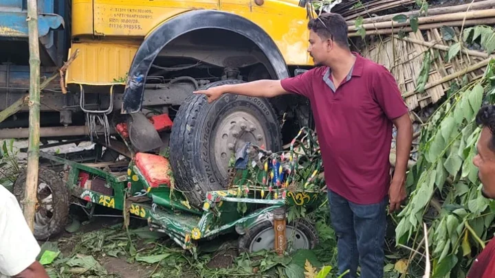নীলফামারীতে সড়ক দুর্ঘটনায় একই পরিবারের ৩ জনসহ নিহত ৪