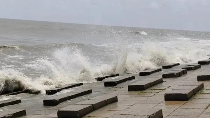 সমুদ্র বন্দরে ৩ নম্বর স্থানীয় সতর্ক সংকেত