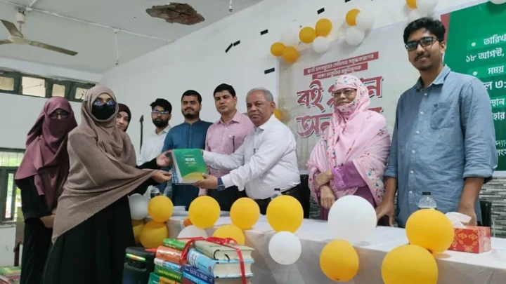 চাকরির প্রস্তুতিতে নারী শিক্ষার্থীদের জন্য হলগুলোতে বই দিল চাকসু