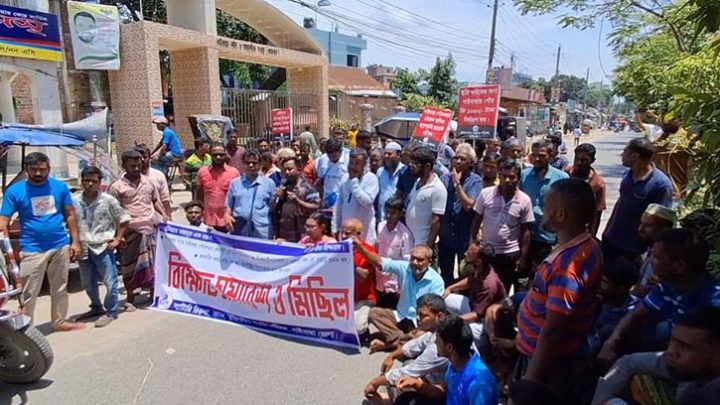 গাইবান্ধায় ইজিবাইক চালকদের ৯ দাবিতে বিক্ষোভ