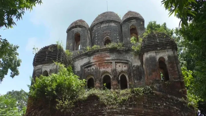 অবহেলায় হারিয়ে যাচ্ছে ৪০০ বছরের প্রাচীন শ্যামসুন্দর মন্দির