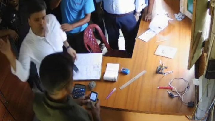 বালুমহালে সাবেক ছাত্রদল নেতাকে পেটালেন ইউএনও, ভিডিও ভাইরাল