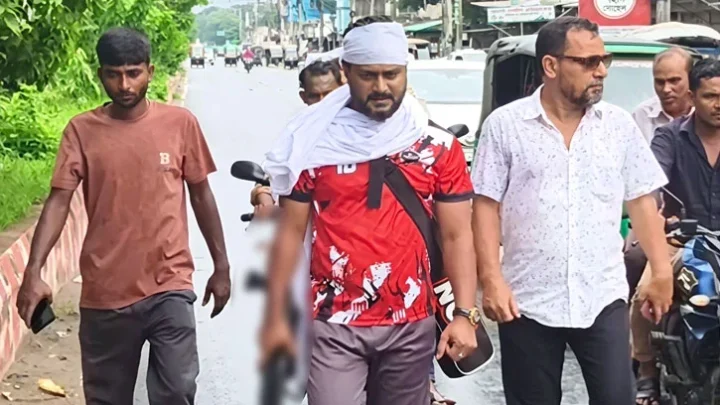 মাথায় কাফনের কাপড় জড়িয়ে অস্ত্র হাতে মহড়া সাবেক ছাত্রদল নেতার