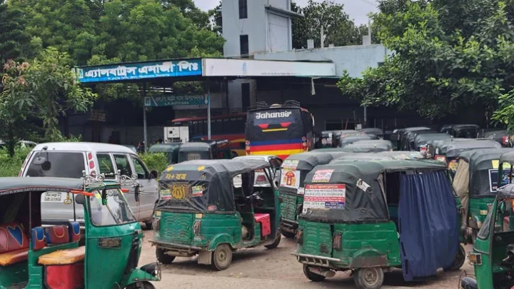 গ্যাসের অপেক্ষায় ২৪ ঘণ্টা, পাম্পেই রাত কাটাচ্ছেন চালকেরা