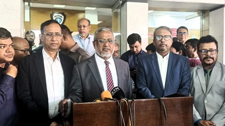 চাপের মধ্যে নেই, স্বাধীনভাবে কাজ করছি: দুদক চেয়ারম‌্যান
