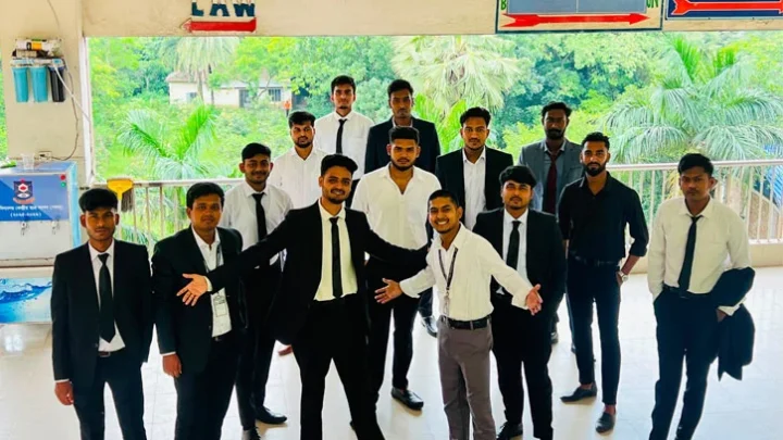 ক্যামেরার ফ্রেমে জমে থাকে বন্ধুত্বের দিনগুলো