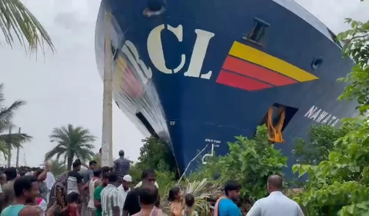 ভারতে নিয়ন্ত্রণ হারিয়ে নদীর বাঁধে সিঙ্গাপুরের কন্টেইনার জাহাজের ধাক্কা