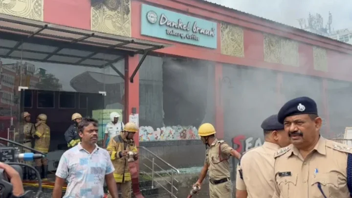 কলকাতার শিয়ালদহ স্টেশন চত্বরে আগুন, আতঙ্কে যাত্রীরা