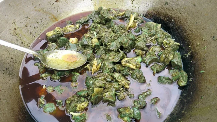 খুলনায় রান্নার পর মাংসের রঙ সবুজ হয় যে কারণে