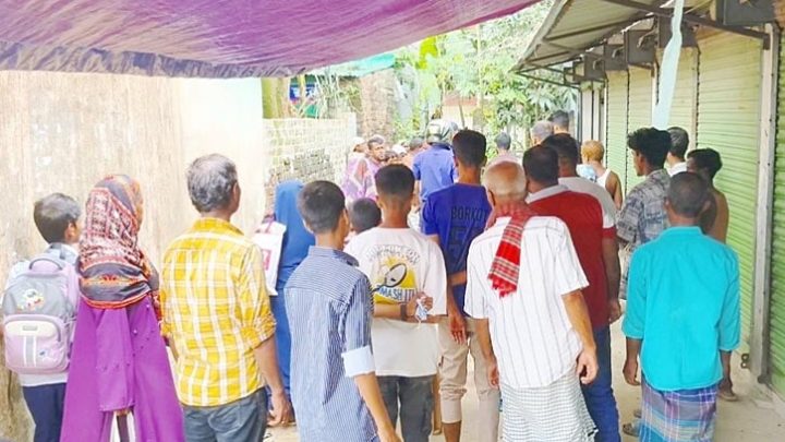 বাঁচতে আশ্রয় নেন দোকানে, সেখানে কুপিয়ে যুবককে হত্যা‎