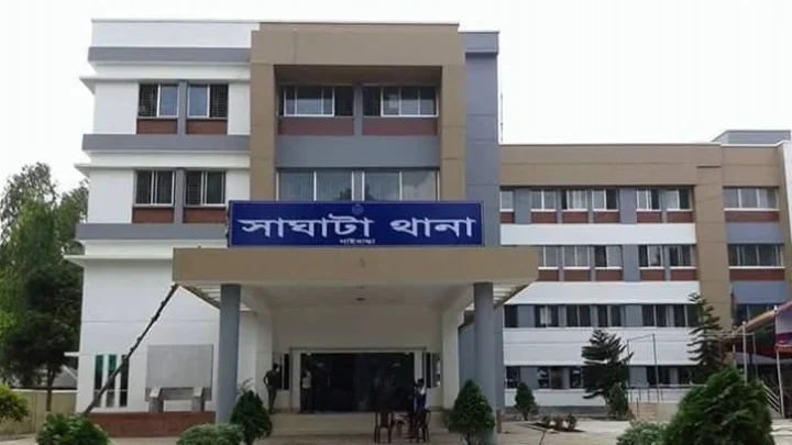 বিয়ের দাবিতে প্রেমিকের বাড়িতে ষাটোর্ধ্ব বৃদ্ধার অনশন