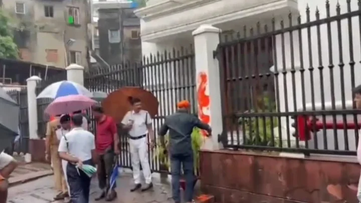 আনন্দবাজার পত্রিকার প্রবেশদ্বারের থামে গেরুয়া রং লেপে দিল হিন্দুত্ববাদীরা