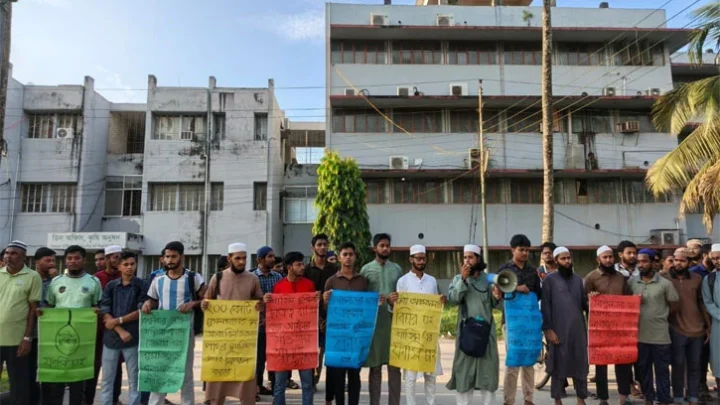 মহানবী (সা.)-কে কটূক্তির অভিযোগে বাকৃবিতে বিক্ষোভ