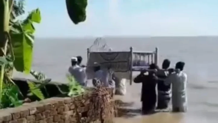 জোয়ারের পানিতে ডুবে সড়ক, কোমরসমান পানি মাড়িয়ে মরদেহ দাফন