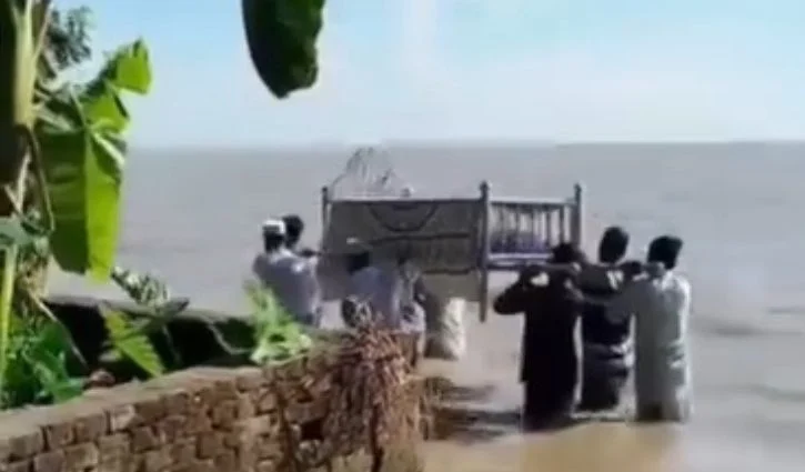 জোয়ারের পানিতে ডুবে সড়ক, কোমরসমান পানি মাড়িয়ে মরদেহ দাফন