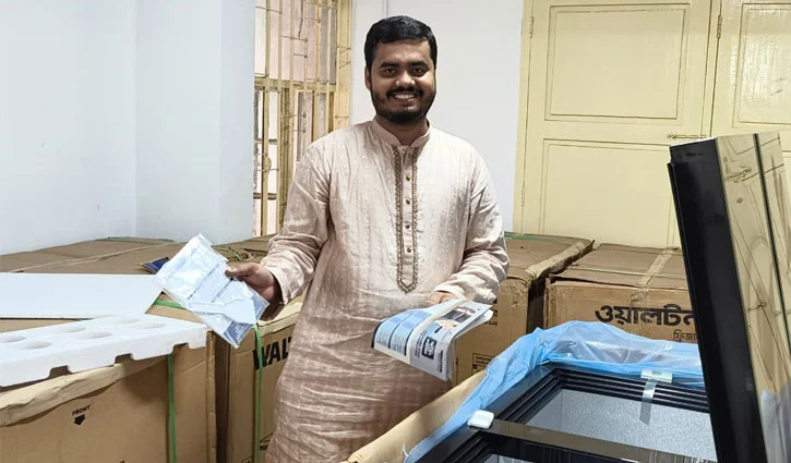 ব্যক্তিগত বরাদ্দ থেকে হলগুলোতে ১১টি ফ্রিজ দিলেন চাকসু ভিপি