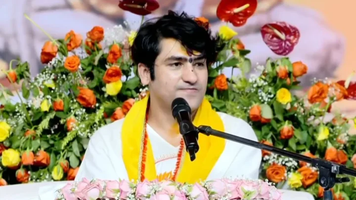 পশ্চিমবঙ্গে দুর্গাপূজায় আমিষ বন্ধের ডাক বাগেশ্বর বাবার, প্রতিক্রিয়া রাজ্যজুড়ে