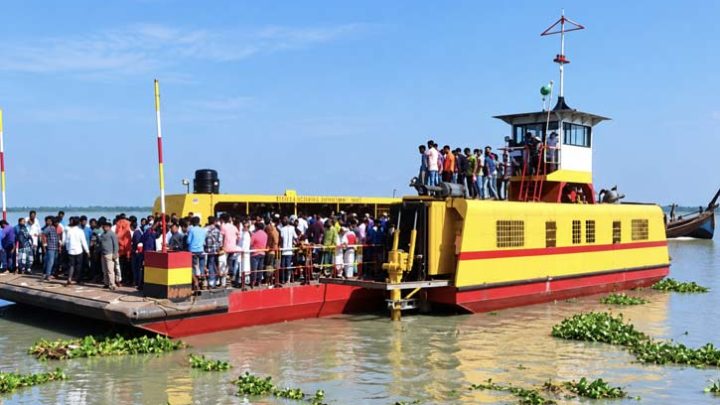 ফেরি থেকে নদীতে পড়ে ট্রলার মাঝি নিখোঁজ