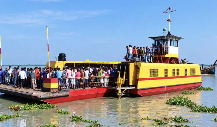ফেরি থেকে নদীতে পড়ে ট্রলার মাঝি নিখোঁজ