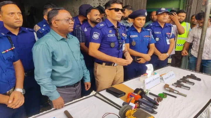 ওয়ার্কশপের আড়ালে অস্ত্রের কারখানা, ৫ আগ্নেয়াস্ত্র জব্দ