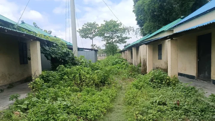 আশ্রয়ণের অধিকাংশ ঘরে তালা, সন্ধ্যা হলেই বসে মাদকের আড্ডা