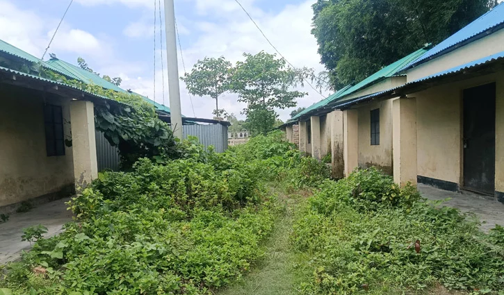 আশ্রয়ণের অধিকাংশ ঘরে তালা, সন্ধ্যা হলেই বসে মাদকের আড্ডা