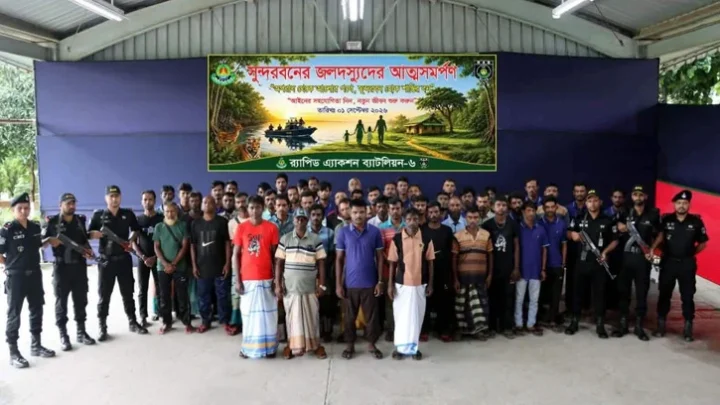 আত্মসমর্পণ করা ৫২ বনদস্যুকে আদালতে সোপর্দ