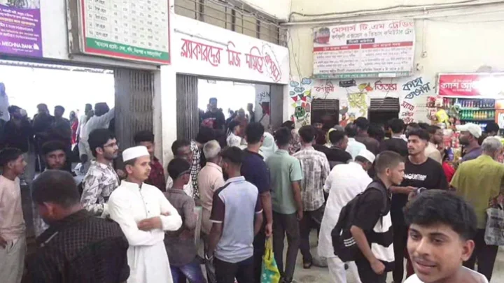 যুবদল নেতার ফোন না ধরায় ট্রেনের ম্যানেজার ও ক্লার্ককে মারধর