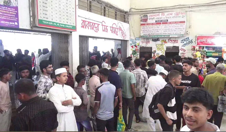 যুবদল নেতার ফোন না ধরায় ট্রেনের ম্যানেজার ও ক্লার্ককে মারধর